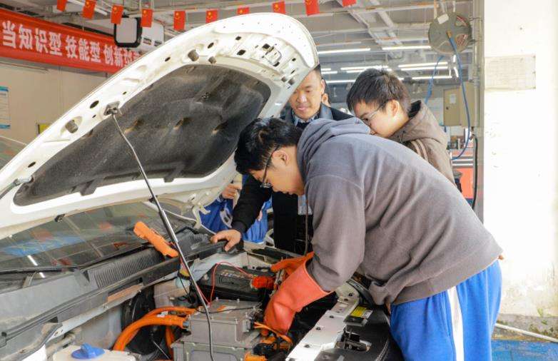 �Ĵ��d�Ƴ��н�ͨ�߼������WУ����Դ��܇���I(y��)�����У�