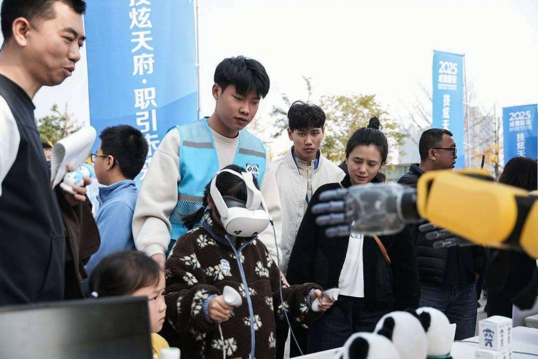 ���@���k����չ���ɵ�ü�Y50��ԺУչ��헼��ܣ��F�����s������