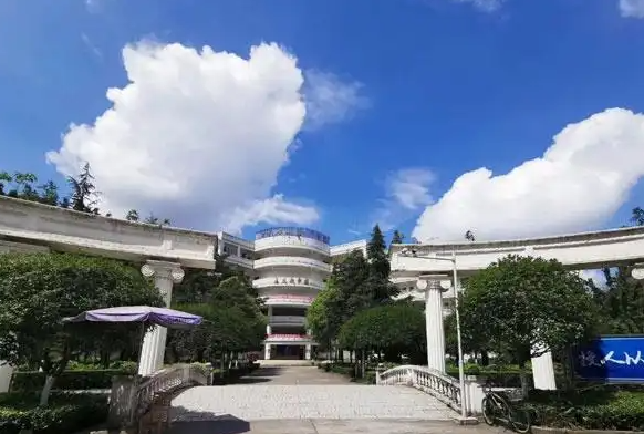 ���Ĵ�ʡˮ�a�WУ�W�������F�t���I��ǰ����Σ�