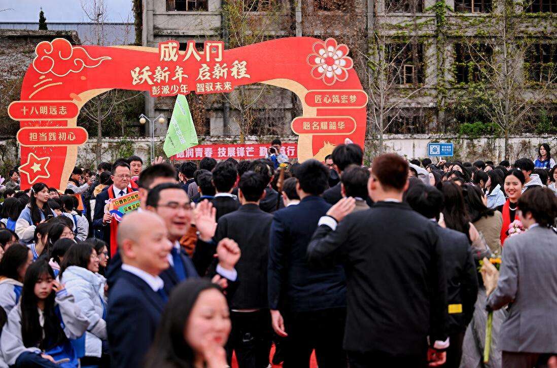 �ɶ�ʯ�����I(y��)�W(xu��)У�������м����W(xu��)У���e��2026�ÌW(xu��)�����˶Y�xʽ