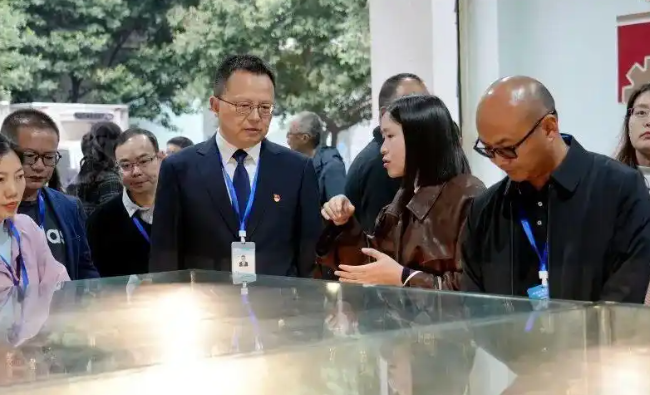 �ɶ�ʯ�����I�WУ���|���нӏV���н̎���Ӗ�Ŀ�L�����