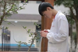 �������a���g