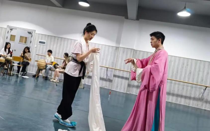 �����𲽵�ժ��С÷��������Ů���ڴ������ҵ��������Լ�